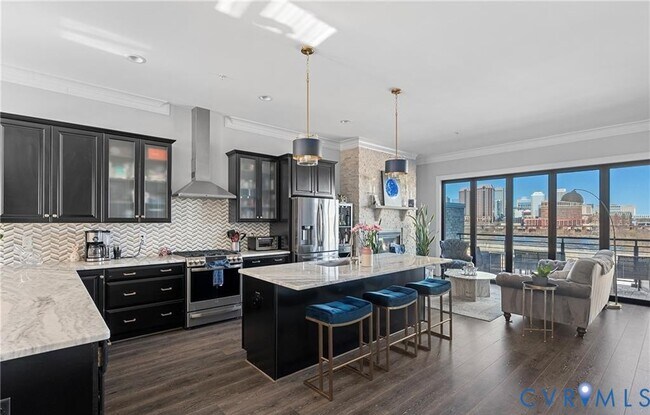 Building Photo - 444 W 6th St