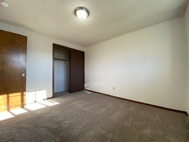 Building Photo - 1343