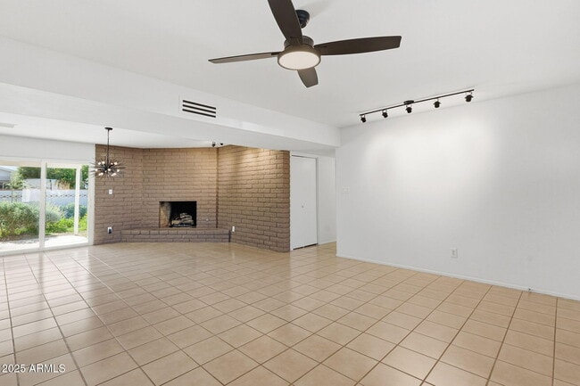 Building Photo - 1321 E Townley Ave