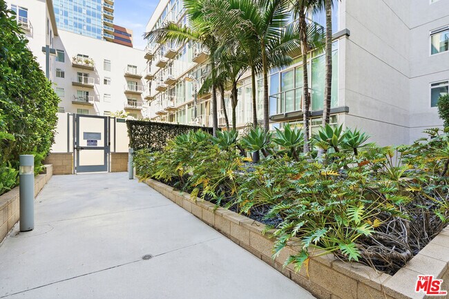 Building Photo - 645 W 9th St