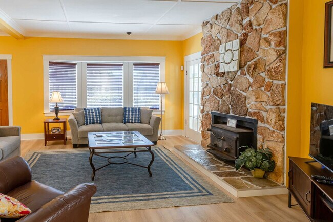 Building Photo - 640 S Columbia St