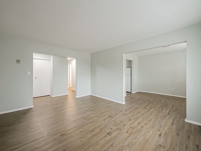 Building Photo - 211 Smt Rdg Dr