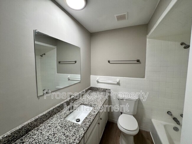 Building Photo - 4814 Fairview Dr