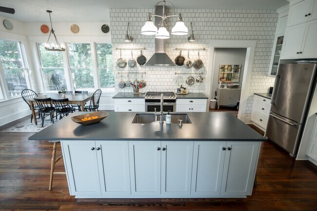 Building Photo - 290 Milledge Cir