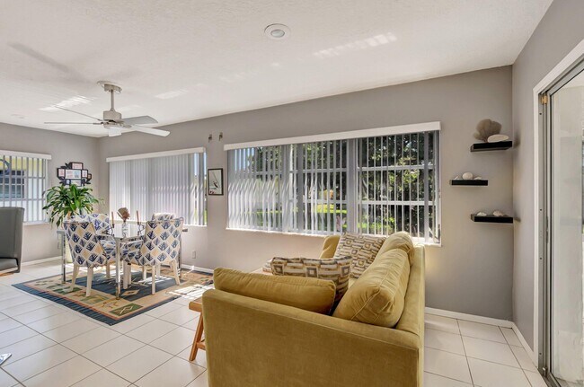 Building Photo - 14352 Amapola Dr