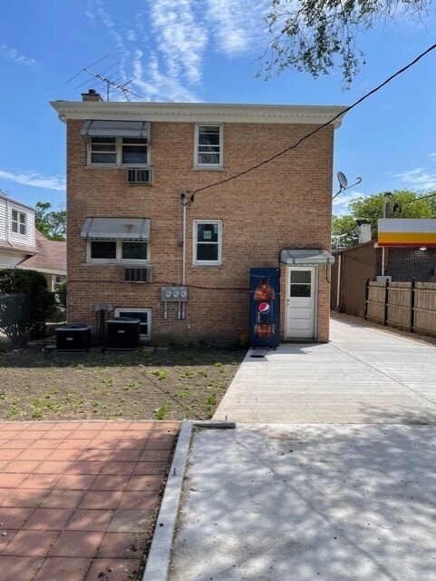 Building Photo - 4570 N Narragansett Ave