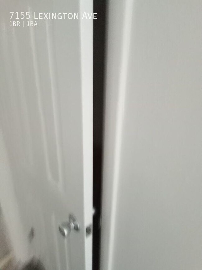 Building Photo - One bedroom Apartment with 600 sq. ft. of ...