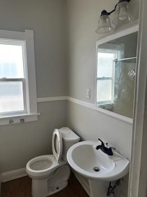 Building Photo - 2027 Brussels St