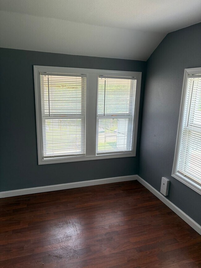 Building Photo - Beautiful 4 bedrooms and 2 bathrooms!