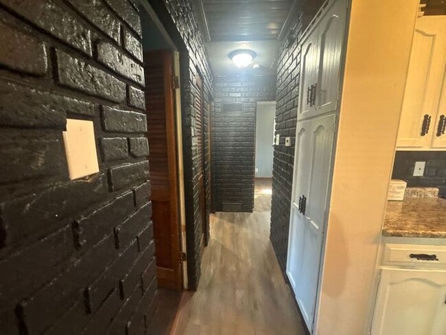 Building Photo - 3 Bedroom, 1 Bath House on Cul De Sac!