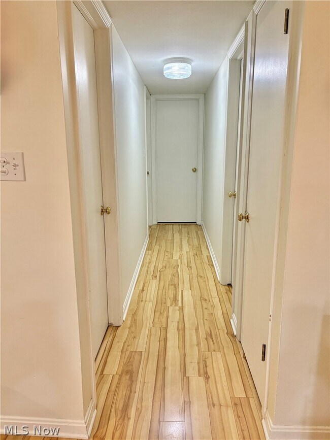 Building Photo - 6910 Carriage Hill Dr