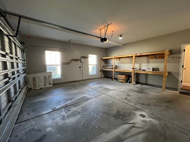 Building Photo - 5 bedroom 3 1/2 bathroom home