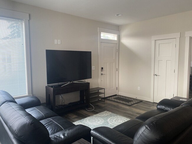 Building Photo - Year Round Rental- 4 bedroom, 2.5 bath in ...