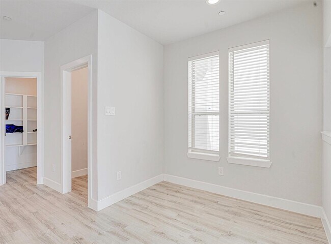 Building Photo - 389 N Centro Cir