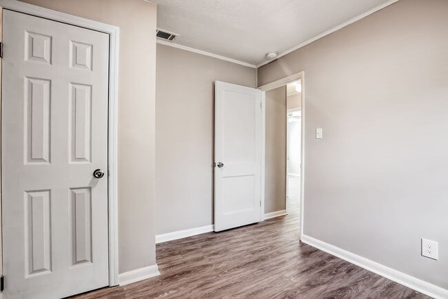 Building Photo - 2210 N Fernwood Dr