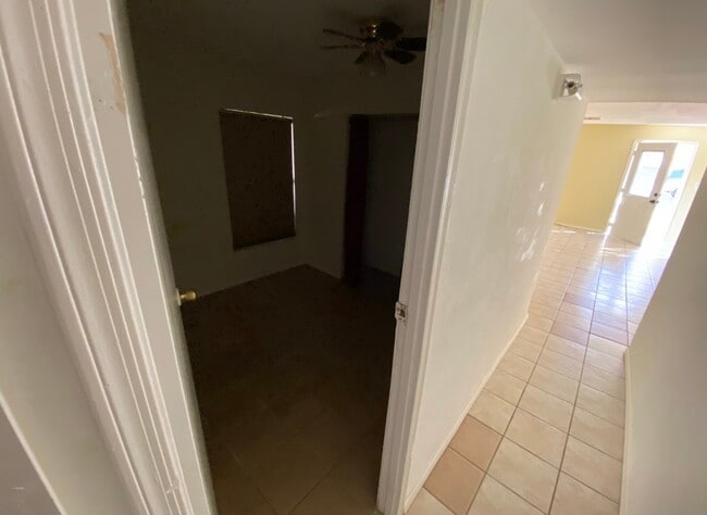 Building Photo - 106 E Vaughn Ave