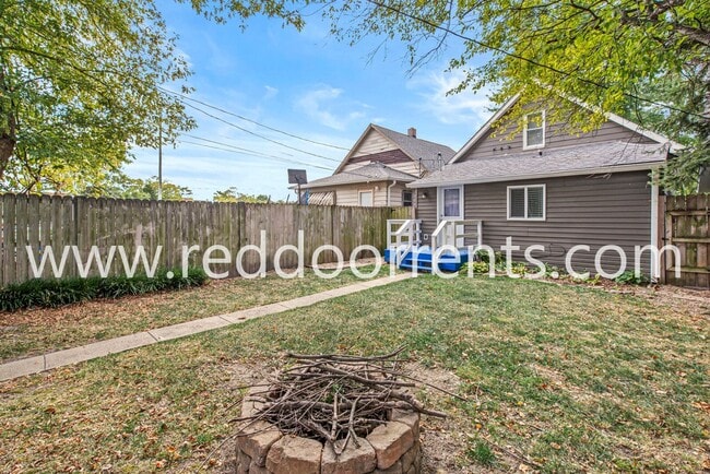 Building Photo - 2028 Hoyt Ave