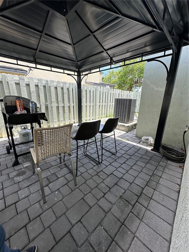 Building Photo - 133 SE 28th Ter