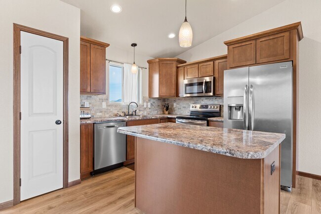 Building Photo - 4 BED | 3 BATH | DOUBLE GARAGE | RAPID VALLEY