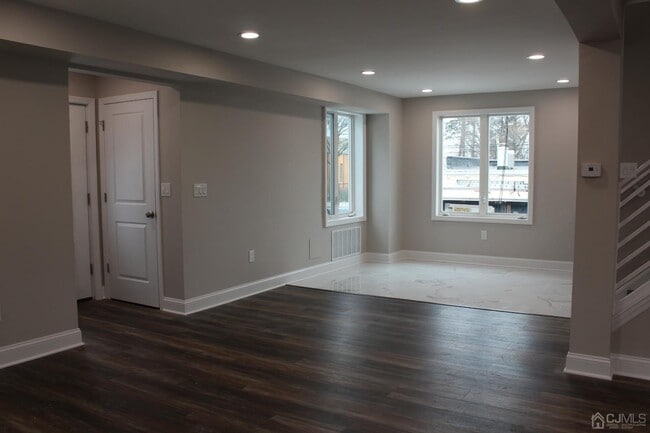 Building Photo - 147 Clinton St