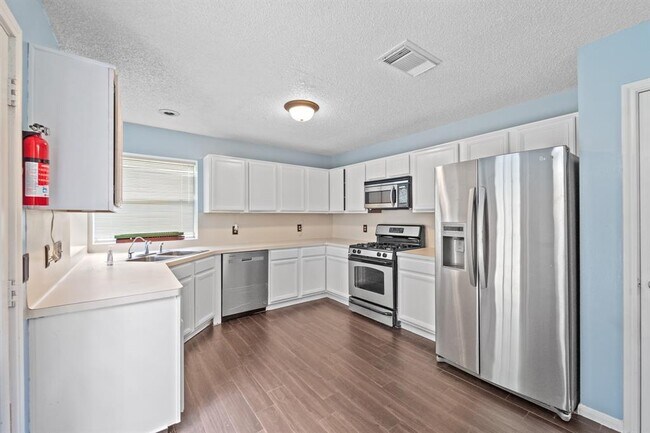 Building Photo - 3909 Greenwood Dr