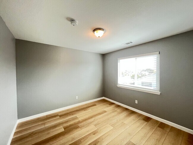 Building Photo - Beautifully Renovated Upstairs unit w/View...