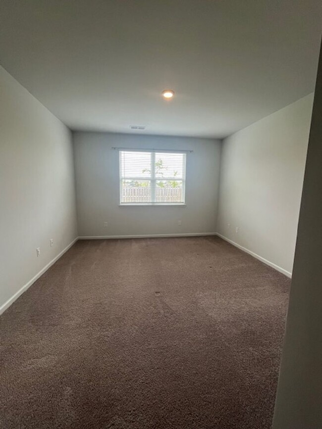 Building Photo - 3 Bedroom Home in Waterside Community of S...
