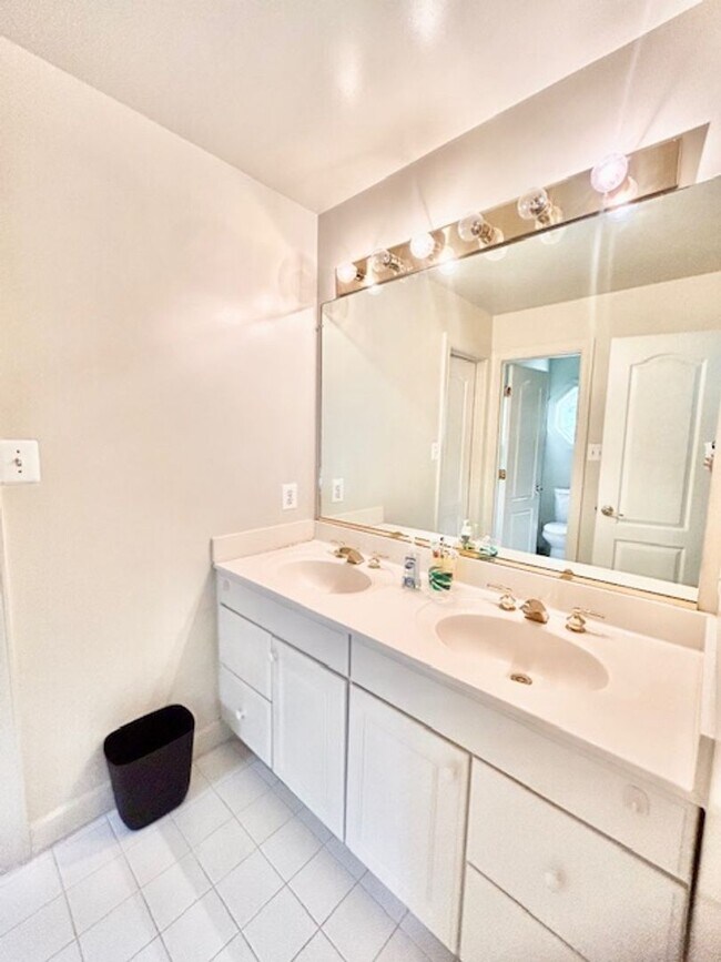 Building Photo - 10503 Aubinoe Farm Dr