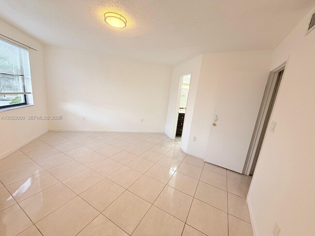 Building Photo - 9443 Fontainebleau Blvd