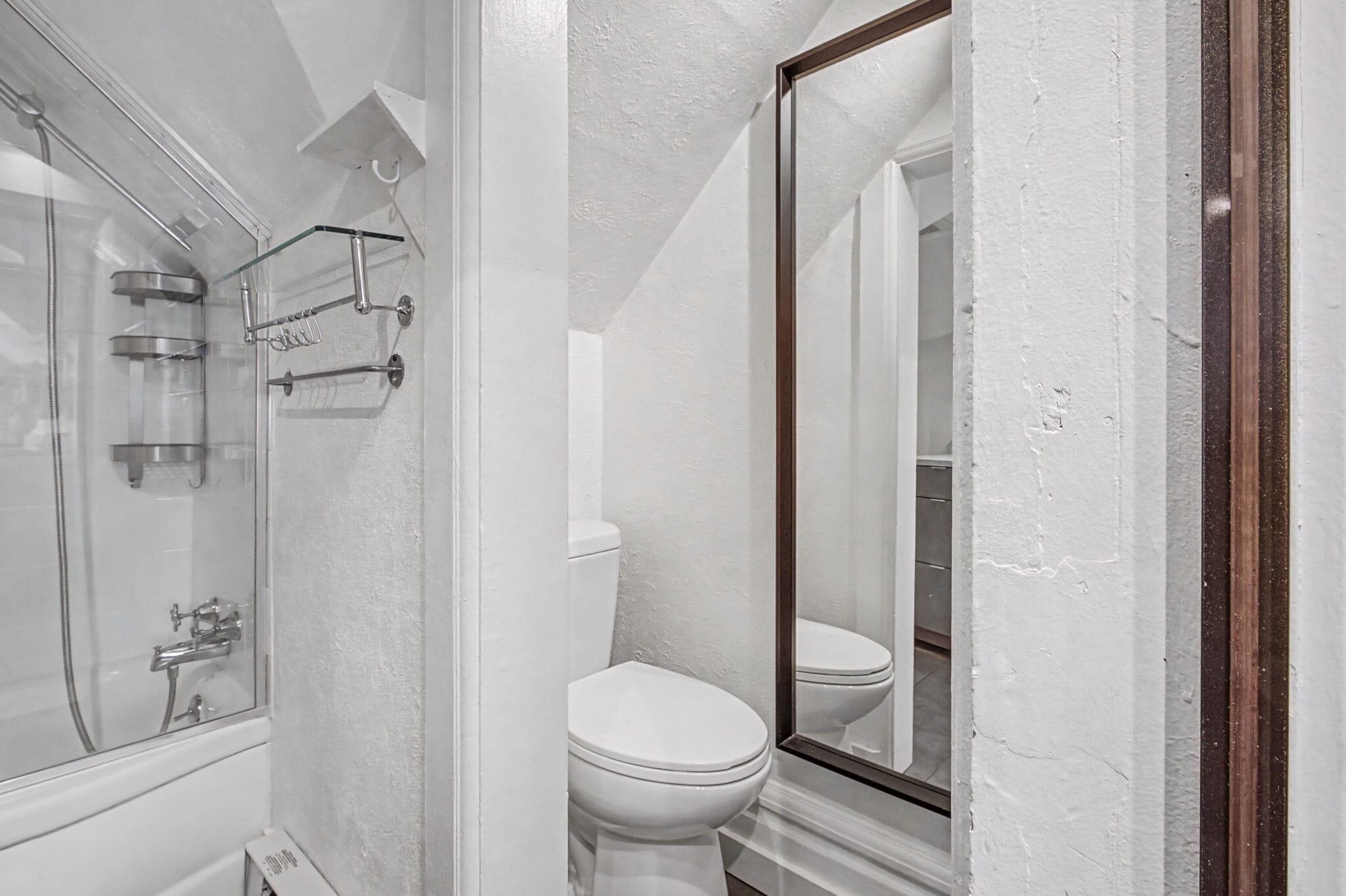 bath - 1427 Clayton St