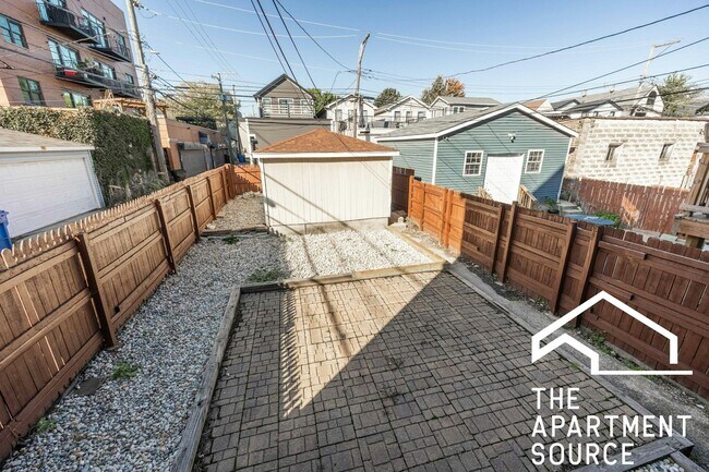 Building Photo - 2416 N Maplewood Ave