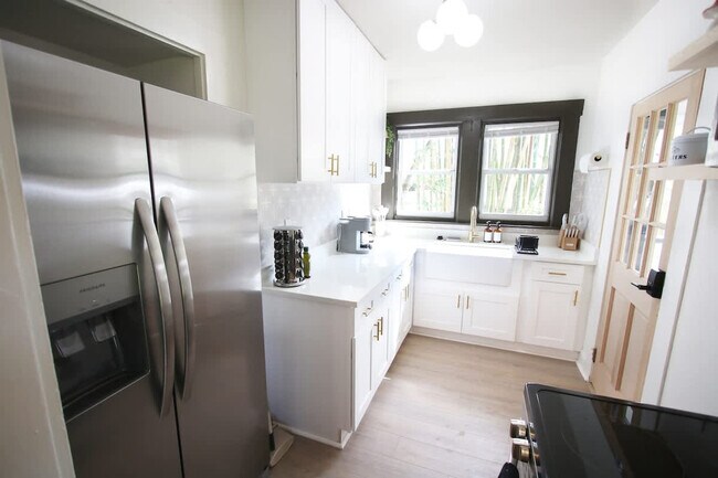 Building Photo - 102 W Emma St