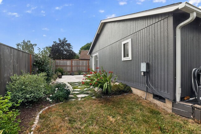Building Photo - Charming Single-Level Home with Fresh Updates & Pet-Friendly Yard!
