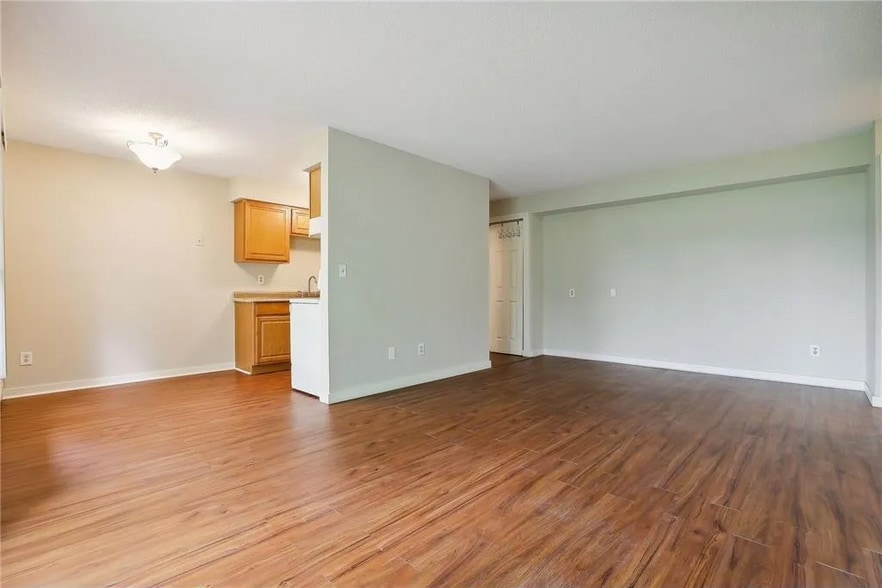 Building Photo - 935 11th Ave S