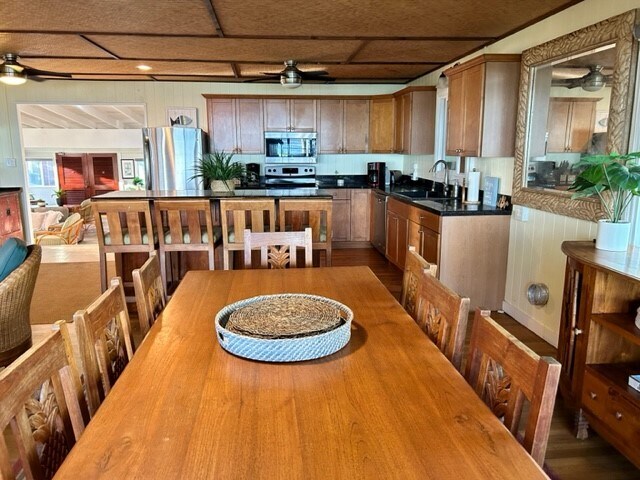 Kitchen with Bar seating - 68 -287 Crozier Loop