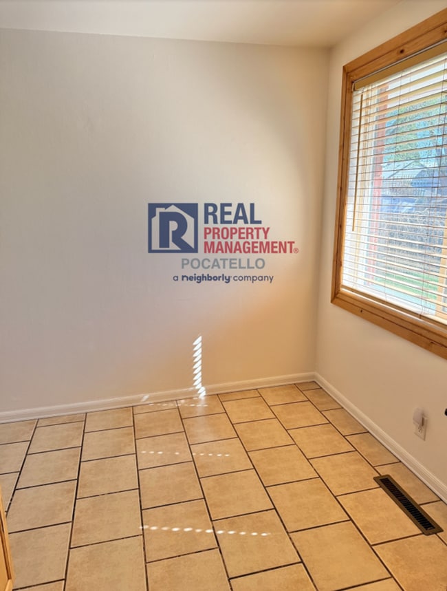 Building Photo - 4 Bedroom 2 bath House - Dog friendly