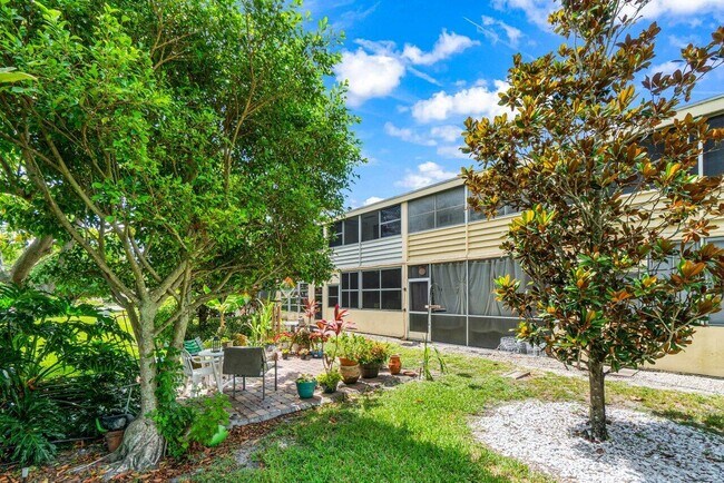Building Photo - 52 Kingswood E