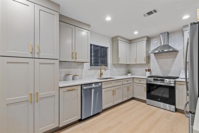 Building Photo - 5102 Summerset Trail