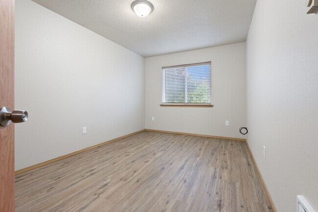 Building Photo - Beautiful 4bed/2.5bath - 1/2 OFF First months rent!