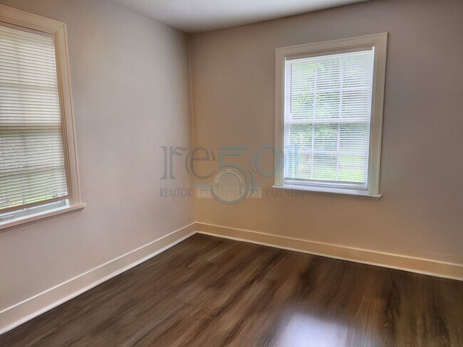 Building Photo - Cozy Apartment located near UAMS!