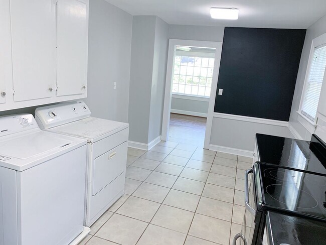 Building Photo - 3 Bedrooms 2 Full Bathrooms with fenced in...
