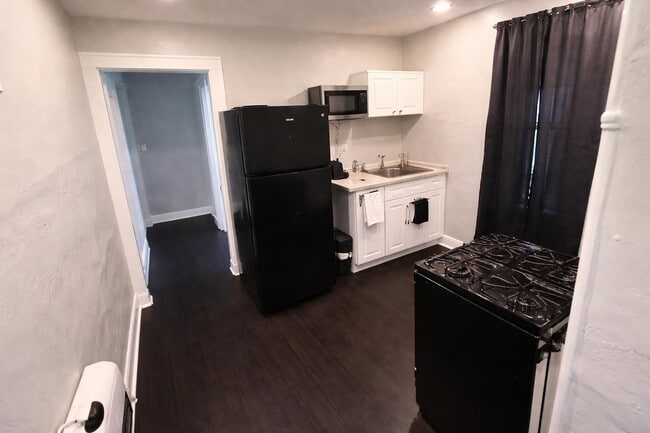 Building Photo - 818 Broad St