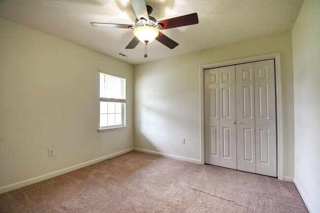 Building Photo - 3 Bedrooms and LARGE Backyard