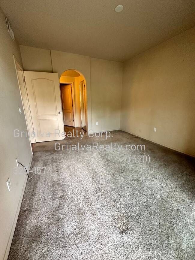 Building Photo - 2 Bed, 2 Bath Condo in Foothills Gated Com...