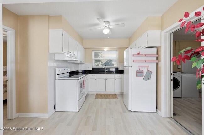 Building Photo - 134 E Alachua Ln