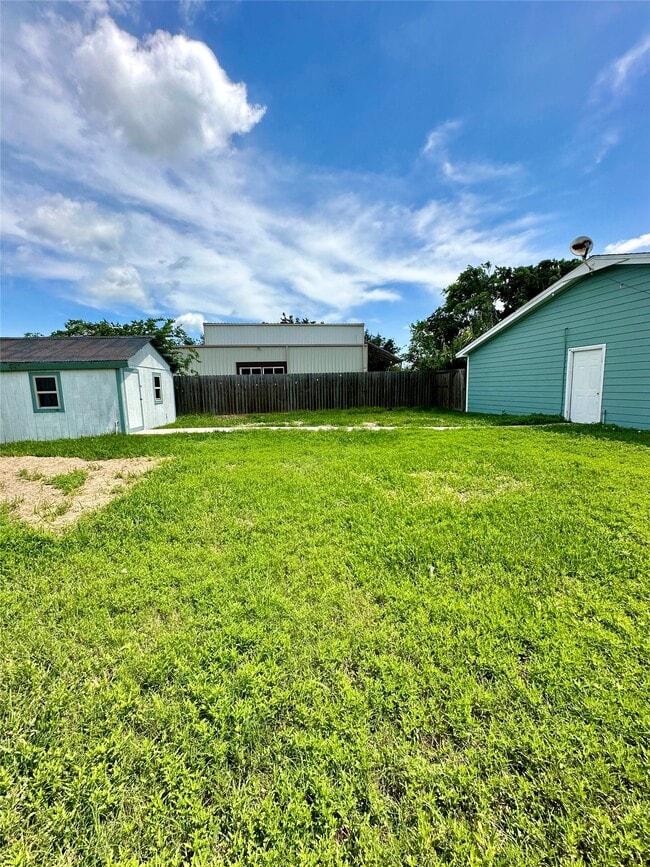 Building Photo - 1402 Avenue K