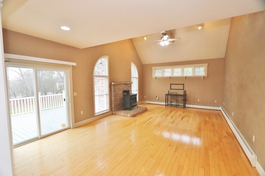 Building Photo - 21 Longmeadow Dr