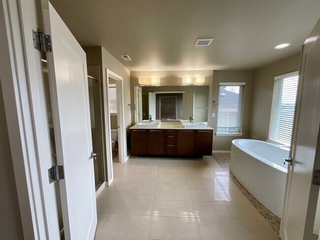 Building Photo - Beautiful and Spacious 4 Bedroom Home in M...