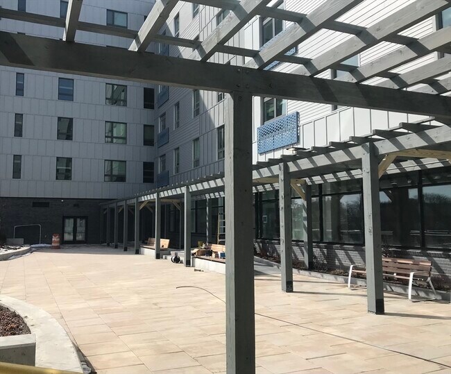 Building Photo - 466 River St