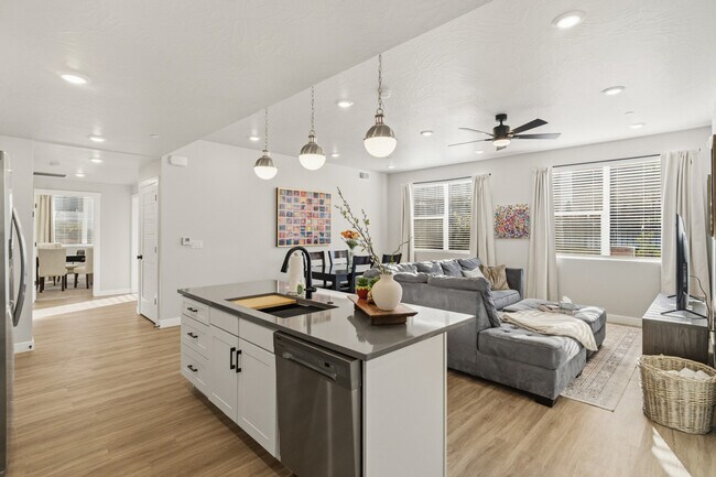Building Photo - 206 N Chapparell Dr